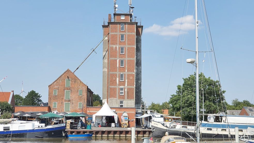 Der „Hafen 55“ mit seinem denkmalgeschützten Getreidesilo hat sich zu einem beliebten Treffpunkt für Einheimische und Gäste entwickelt. Foto: Tatjana Gettkowski/Archiv