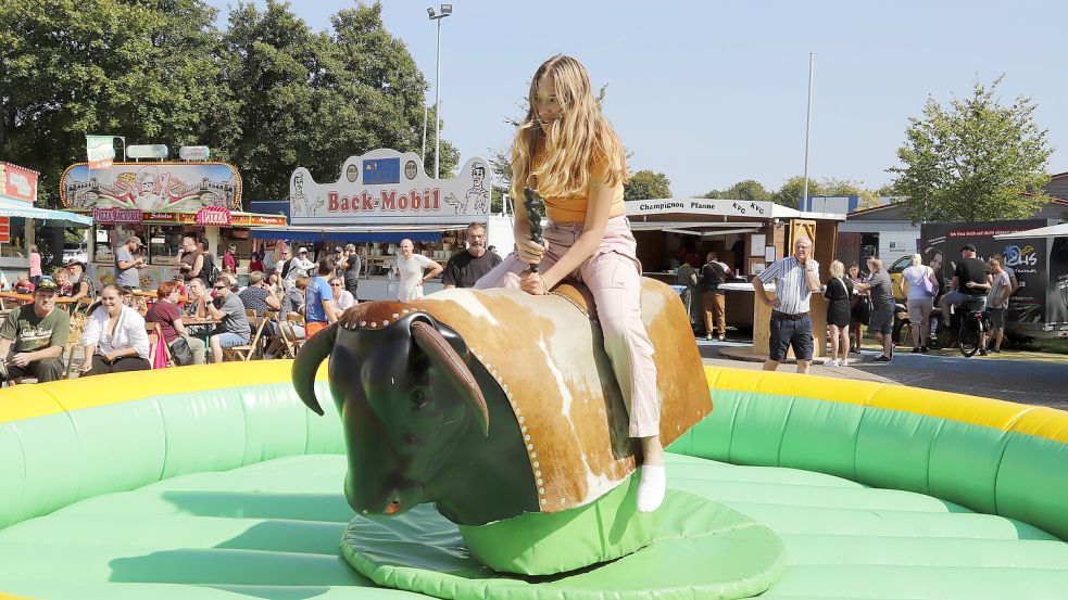 Am Sonntag ist Familientag beim Krammarkt in Ramsloh. Da gibt es wie im Vorjahr viele Angebote für alle Altersgruppen, unter anderem auch Bullriding. Foto: Hans Passmann/Archiv