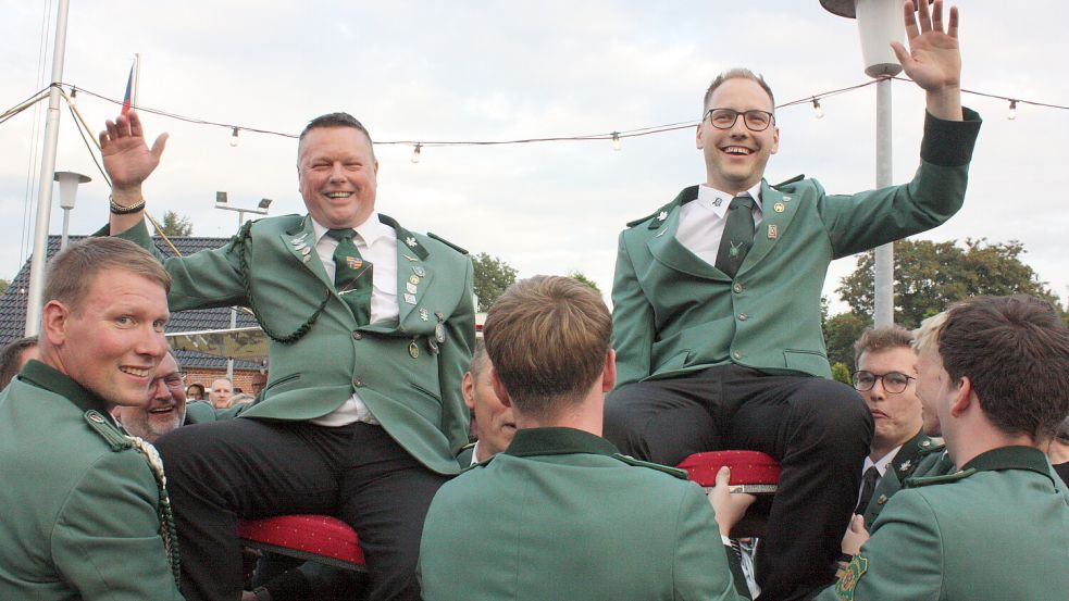 In Harkebrügge wird Schützenfest gefeiert. Nach dem Königsschießen am 30. August werden hier Adjutant Matthias Oltmanns (links) und der neue König Lukas Beckmann (rechts) von den Schützen gefeiert. Foto: Hans Passmann