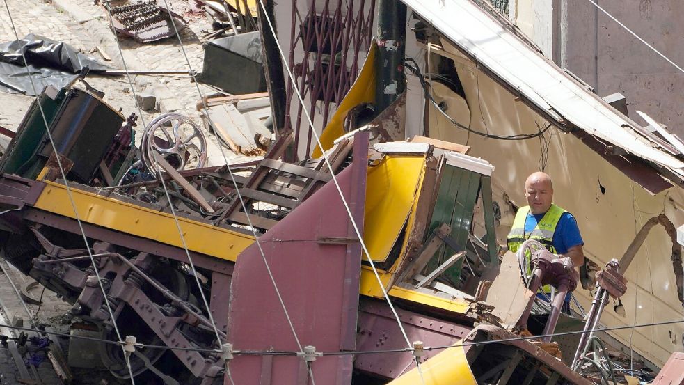 Bei dem schwersten Unglück dieser Art mit Standseilbahnen in Lissabon sind 16 Menschen ums Leben gekommen und 21 zum Teil schwer verletzt worden. Foto: Armando Franca/AP/dpa