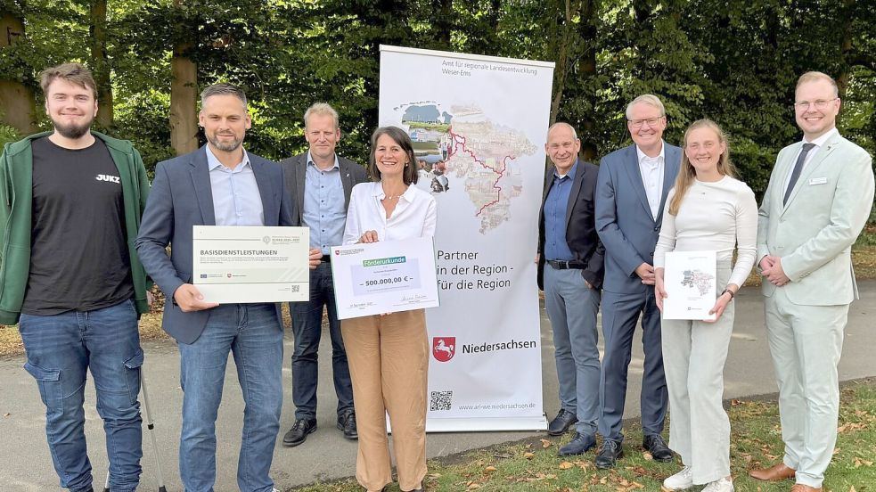 Übergabe des Förderbescheids an die Gemeinde Rhauderfehn (von links): Volker Saathoff, Zweiter Vorsitzender des JuKZ, Ralf Hillmer (Stabsstelle Organisationsentwicklung), Bürgermeister Geert Müller, Ministerin Miriam Staudte, Mitarbeiter des Amtes für regionale Landesentwicklung und der Landesbeauftragte für regionale Landesentwicklung, Nikolaus Jansen (3. von rechts). Foto: