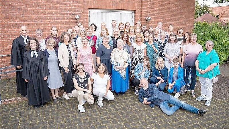 Die Sängerinnen und Sänger des Chores „grenzenlos“, ehemalige Chormitglieder, der ehemalige Pastor Andreas Hannemann und Pastorin Tabea Frinzel versammeln sich zum Jubiläum in der Kirche. Foto: Alwin Terhalle