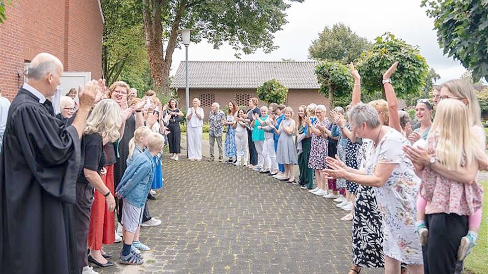 Am Ausgang der Kirche bildeten ehemalige und aktive Mitglieder ein Spalier und bereiteten Thomas Schmidt einen besonderen Empfang. Foto: Alwin Terhalle