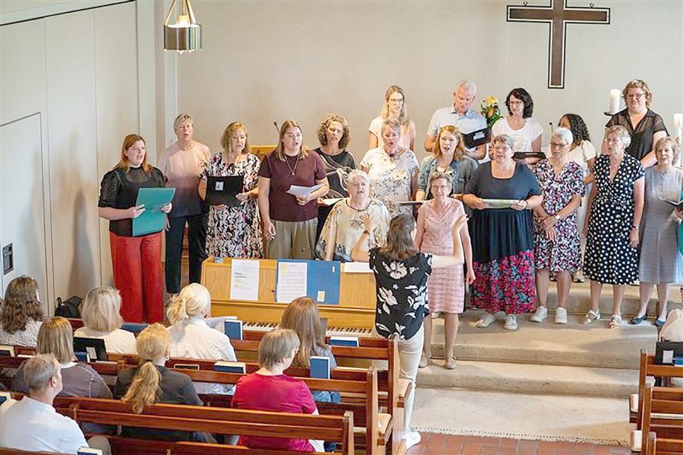 Der Chor „grenzenlos“ überrascht seinen Leiter Thomas Schmidt mit einem besonderen Jubiläumsgottesdienst. Foto: Alwin Terhalle
