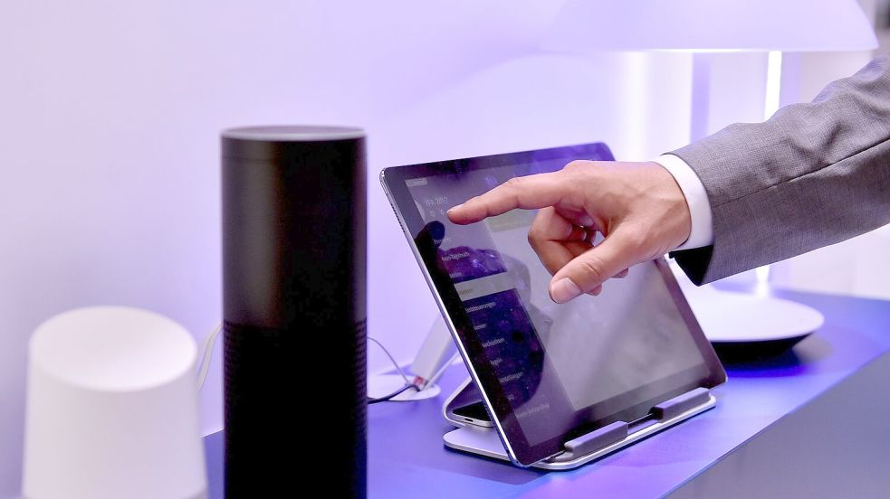 Daten, die etwa Geräte für das „smart Home“ sammeln, sollen Nutzerinnen und Nutzern ab Freitag leichter zugänglich gemacht werden. (Symbolbild) Foto: Britta Pedersen/zb/dpa