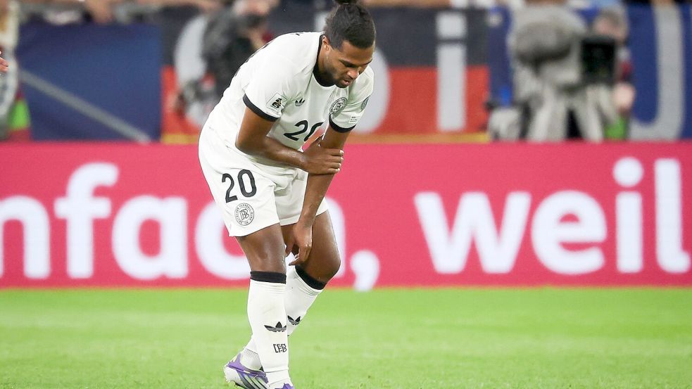 Serge Gnabry fasst sich in Bratislava an den verletzten linken Arm. Foto: Christian Charisius