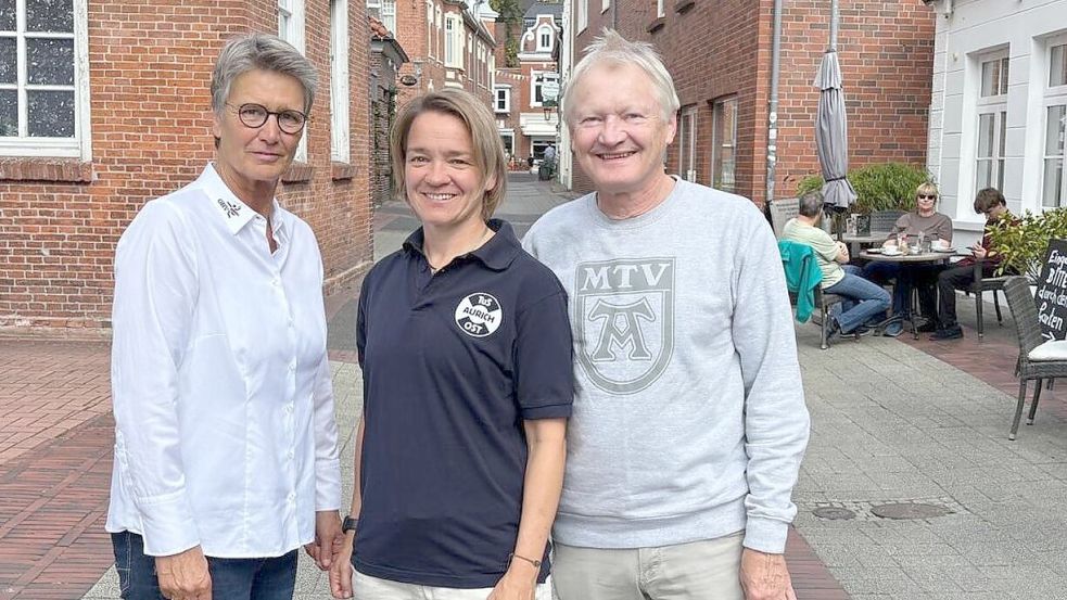 Die entspannten Mienen täuschen: Die Auricher Vereinsvorsitzenden Insa Schubert (OHV Aurich), Saskia Buschmann (TuS Aurich-Ost) und Wilfried Theessen (MTV Aurich) sorgen sich vor der Einführung der Ganztagsschule im kommenden Jahr an den Auricher Grundschulen um ihre Vereine und um die Kinder. Foto: Marco Lindenbeck