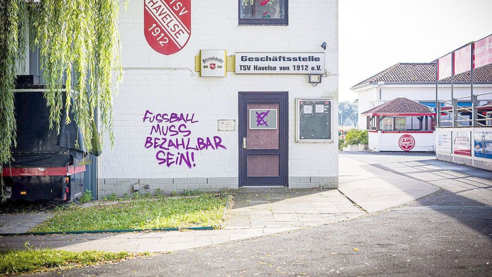 Vandalismus beim TSV Havelse hat das Niedersachsen-Derby der 3. Fußball-Liga gegen den VfL Osnabrück überschattet. Foto: Moritz Frankenberg/dpa