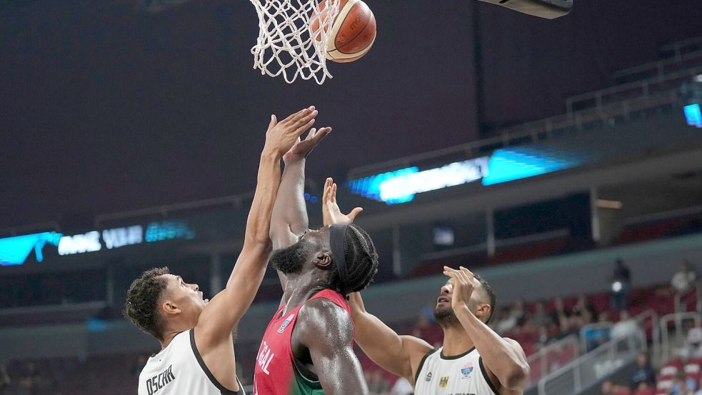 Deutschlands Basketballer hatten mit Portugal mehr Mühe als erwartet. Foto: Sergei Grits/AP/dpa