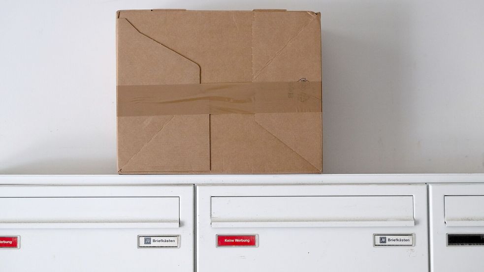 Auch DHL hat seinen Paketdienst in die USA deutlich eingeschränkt. (Archivbild) Foto: Sven Hoppe