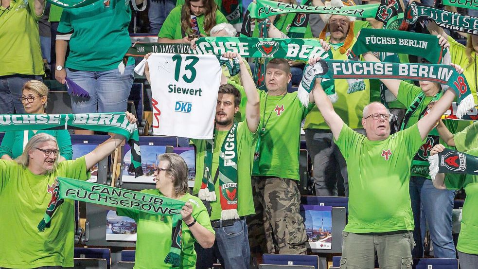 Die Füchse-Fans bedanken sich bei Stefan Kretzschmar und Jaron Siewert. Foto: Andreas Gora