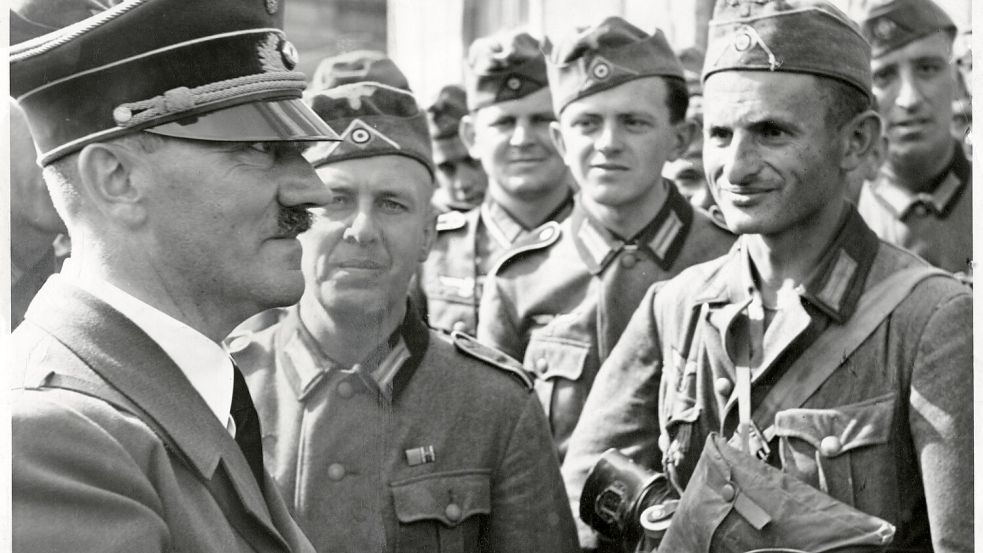 Der Kriegsherr: Adolf Hitler bei einem Truppenbesuch in Polen nach dem deutschen Überfall vom 1. September 1939. Foto: imago/ZUMA Press