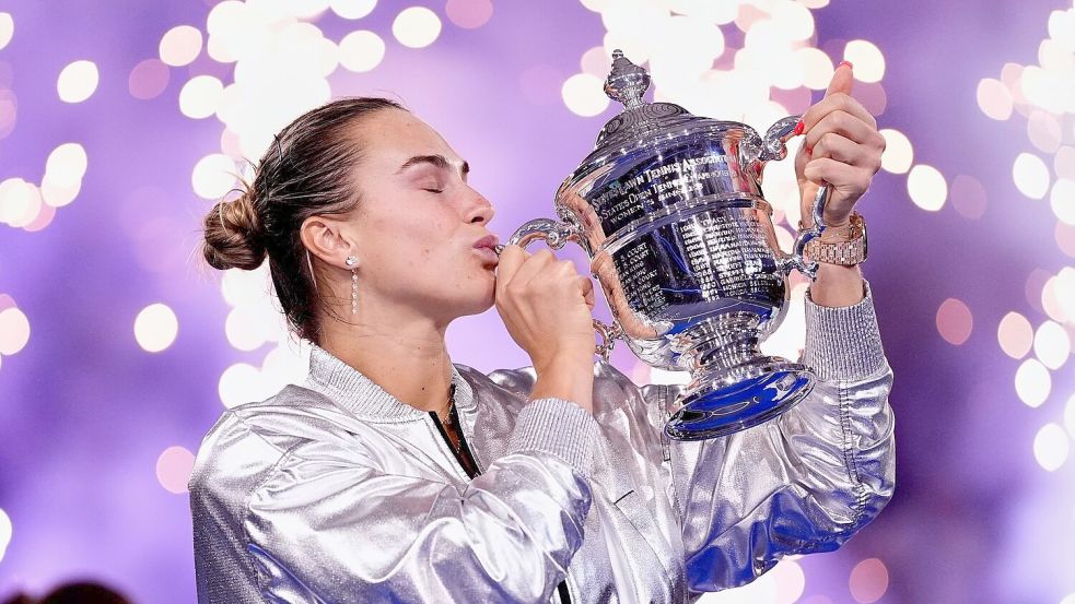 Ein Küsschen für den Pokal: Aryna Sabalenka ist in New York die Beste. Foto: Yuki Iwamura/AP/dpa