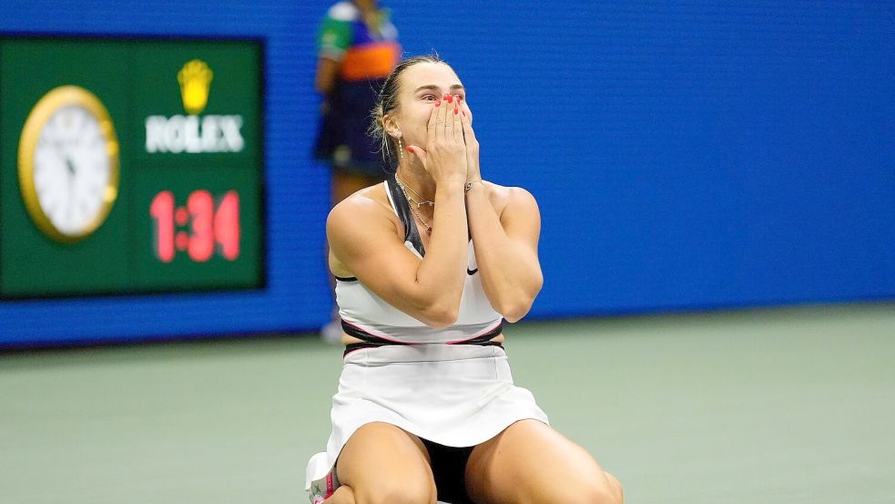 Aryna Sabalenka sackte nach dem Erfolg überglücklich auf den Boden. Foto: Yuki Iwamura/AP/dpa