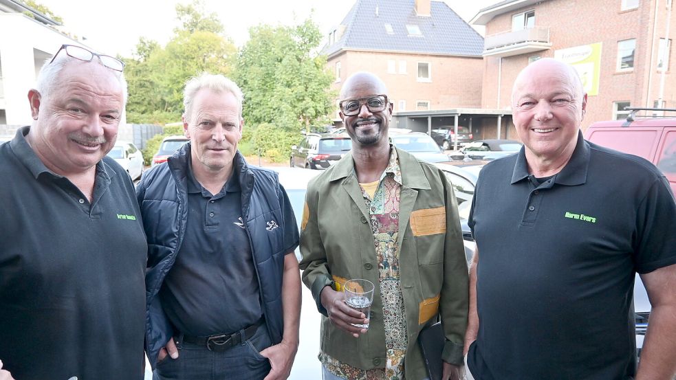 Fernsehmoderator Yared Dibaba (3. von links) war Gast in der Talkrunde „Frotzeln mit Harm“. Das Foto zeigt ihn mit Artur Reents (Mitorganisator), Rhauderfehns Bürgermeister Geert Müller und Harm Evers (Mitorganisator). Foto: Holger Weers
