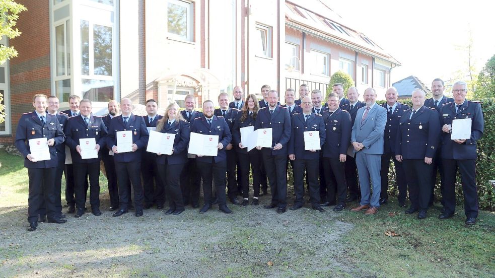 Für ihren Einsatz bei der landesweiten Hochwasserlage ehrte Bürgermeister Thomas Otto (5. v. re.) die Kameradinnen und Kameraden der Feuerwehren aus Ramsloh und Scharrel. Foto: Hans Passmann