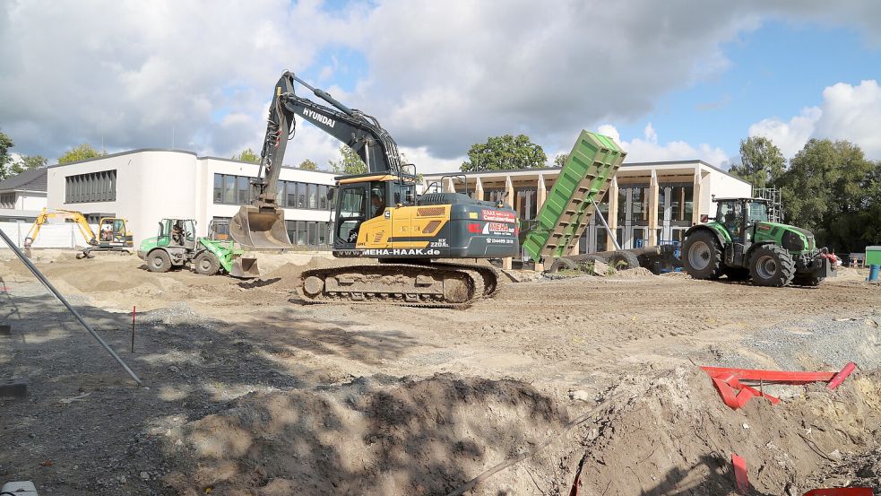 Im vollen Gang ist der Bodenaustausch vor dem Rathaus (Hintergrund) und dem im Bau befindlichen Bürgerhaus (rechts). Foto: Hans Passmann