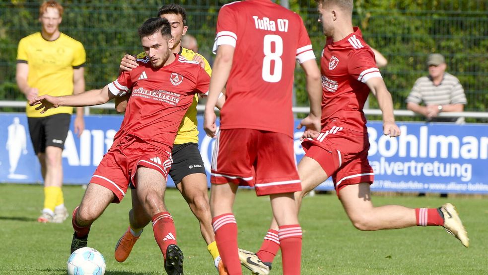 Viele Zweikämpfe prägten das Spiel. Foto: Hans Damm