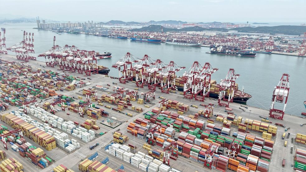 Der Hafen von Qingdao - die chinesischen Exporte in die USA brachen ein. (Archivbild) Foto: Li Ziheng/XinHua/dpa