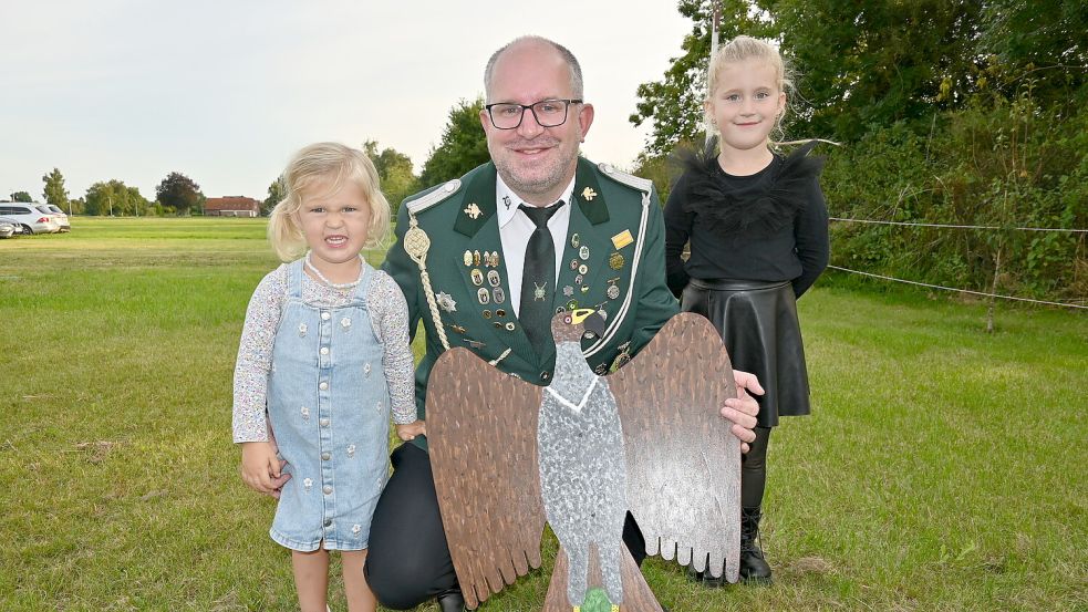 Umrahmt von seinen Nichten Paula (links) und Ida (rechts) präsentierte Stefan Drathjer den abgeschossenen Kaiseradler. Foto: Holger Weers