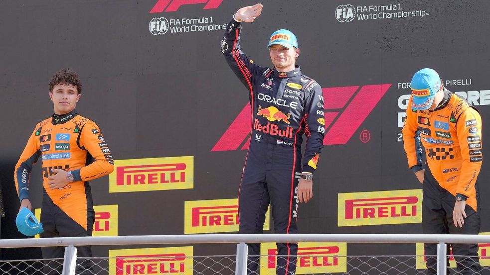 Muss das McLaren-Duo doch noch auf Max Verstappen aufpassen im WM-Kampf? Foto: Antonio Calanni/AP/dpa