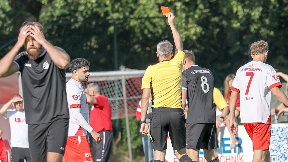 Der Ihrhover Marek Akkermann (Nummer 8) sah kurz nach der Pause die Gelb-Rote Karte.