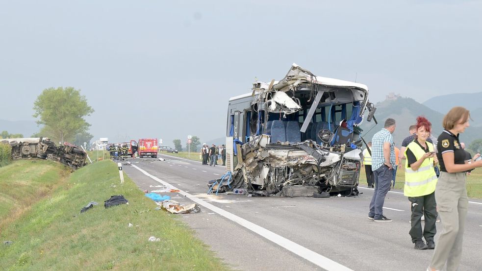 Beim Zusammenstoß eines Lastautos mit einem Linienbus wurde der Vorderteil des Busses zertrümmert, der Busfahrer starb im Krankenhaus. Foto: František Iván
