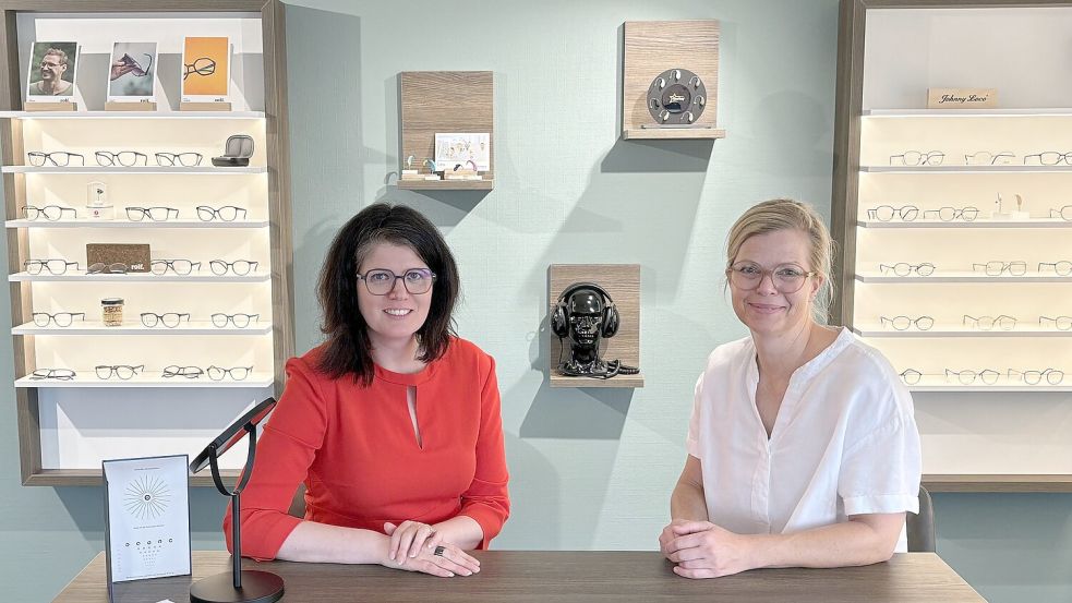 Christina Held (links) und Kristin Böhmke legen viel Wert auf eine persönliche Beratung. Fotos: Walker