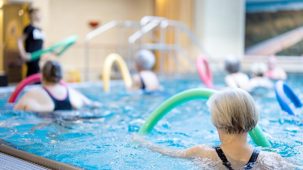 Im Schwimmbad kann man an einem der Aquagymnastikkurse teilnehmen.