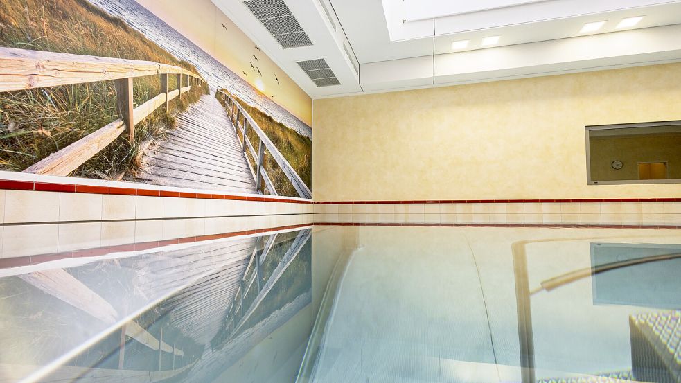 Im Schwimmbad mit Sprudel- und Massagedüsen kann man seine Bahnen ziehen.