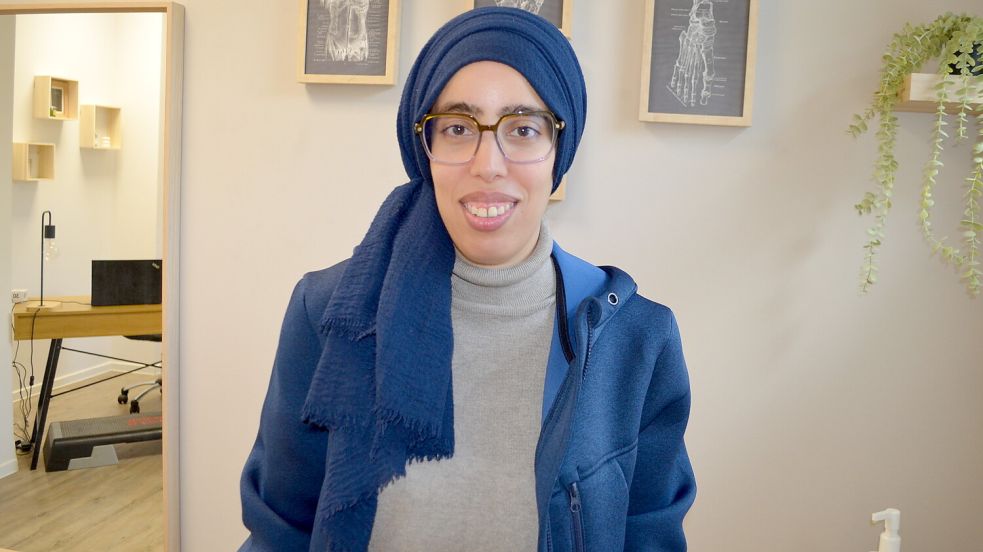 Die 34-jährige Khouloud Timoumi stammt aus der tunesischen Landeshauptstadt Tunis. Sie ist gelernte Physiotherapeutin und hat am Goethe-Institut Deutsch gelernt, um in Deutschland eine Arbeitsstelle antreten zu können. Die hat sie nun beim Physio Aktiv in Rhauderfehn gefunden. Foto: Astrid Fertig