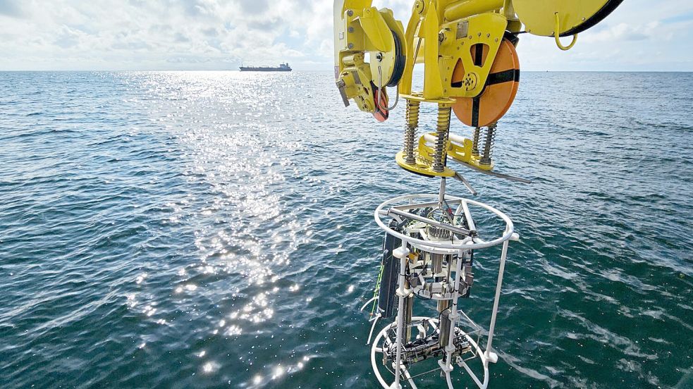 Bei einer großen Messreihe per Schiff wurden im Sommer gezielt die Wassertemperaturen in der gesamten Nordsee erfasst. Hier die Ausbringung der Rosette mit Wasserschöpfer und Sensoren an Bord der „Atair“. Foto: BSH