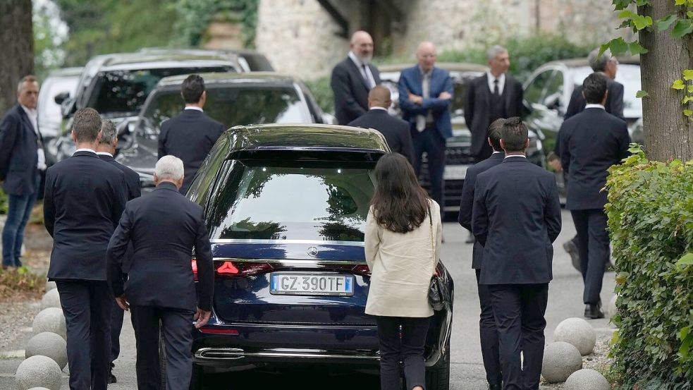 Nur ein kleiner Kreis von Angehörigen, Freunden und engsten Mitarbeitern von Armani waren zur Feier eingeladen. Foto: Luca Bruno/AP/dpa