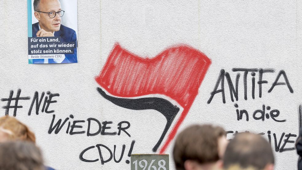 An die Schützenhalle in Menden hatten im Januar 2025 Unbekannte vor dem Wahlkampfauftritt von Kanzlerkandidat Friedrich Merz (CDU) Schriftzüge an eine Wand gesprüht. Foto: dpa/Christoph Reichwein