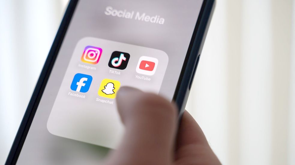 Der Sog der digitalen Plattformen ist für alle Altersgruppen da: Doch die Wirkungen der Nutzung könnten sich unterscheiden. (Symbolbild) Foto: Alicia Windzio