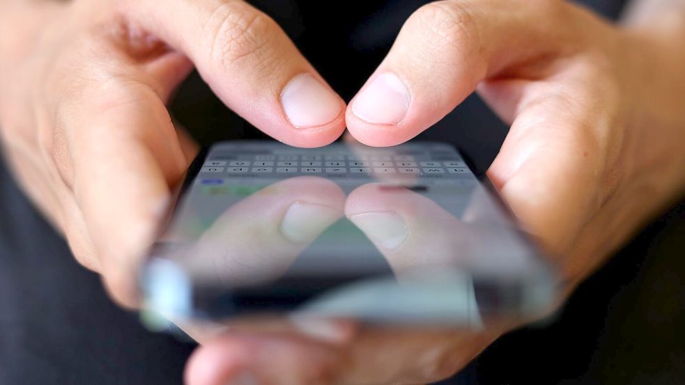 Kommunikation, Information, Unterhaltung - es gibt viele Gründe aufs Handy zu schauen. (Symbolbild) Foto: Karl-Josef Hildenbrand