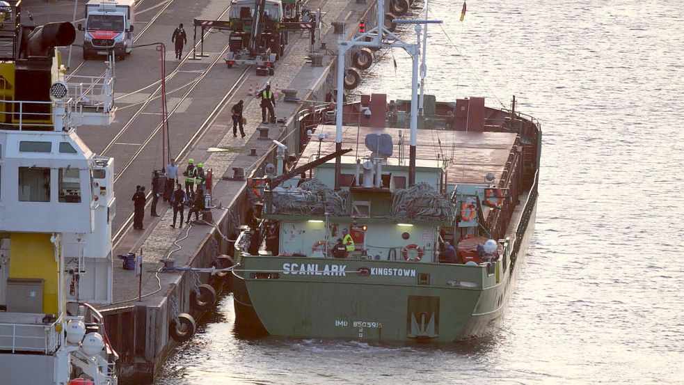 Polizisten bei der Durchsuchung der „Scanlark“. Ermittelt wird wegen des Verdachts der Agententätigkeit zu Sabotagezwecken. Foto: Daniel Friederichs
