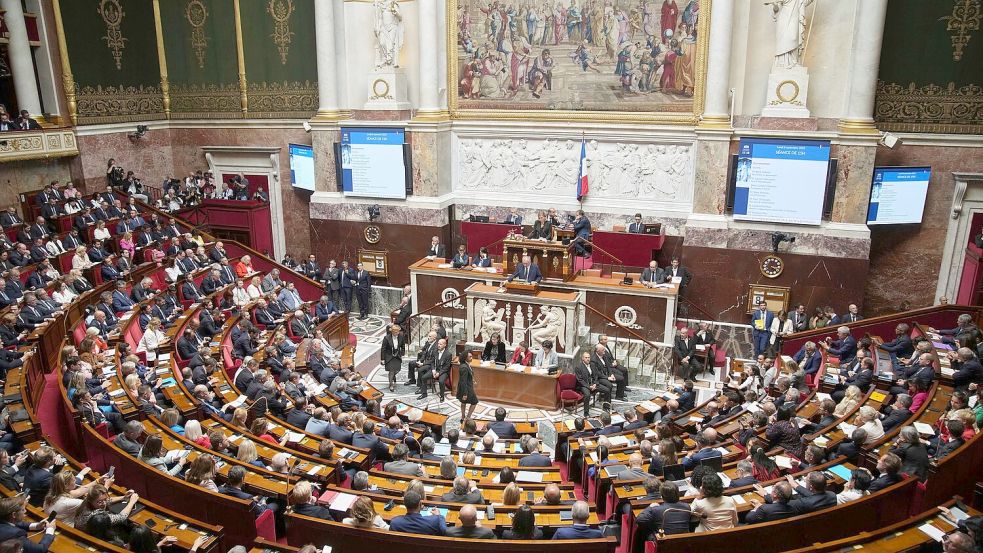 Keine Mehrheit für einen Sparkurs in der Nationalversammlung. (Archivbild) Foto: Christophe Ena/AP/dpa