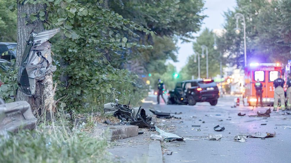 Vor allem junge Männer neigen zu riskantem Fahrverhalten. Hier krachte ein Raser in Berlin gegen einen Baum. Foto: imago images/A. Friedrichs