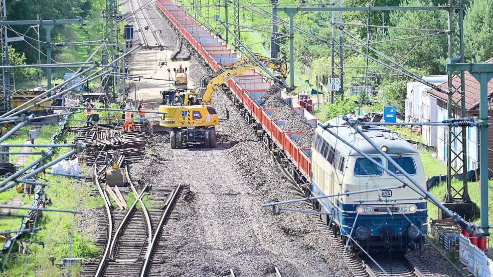 Im August begannen die Modernisierungsarbeiten auf der Strecke Hamburg-Berlin, die dafür bis April 2026 gesperrt ist. (Archivbild) Foto: Sebastian Gollnow