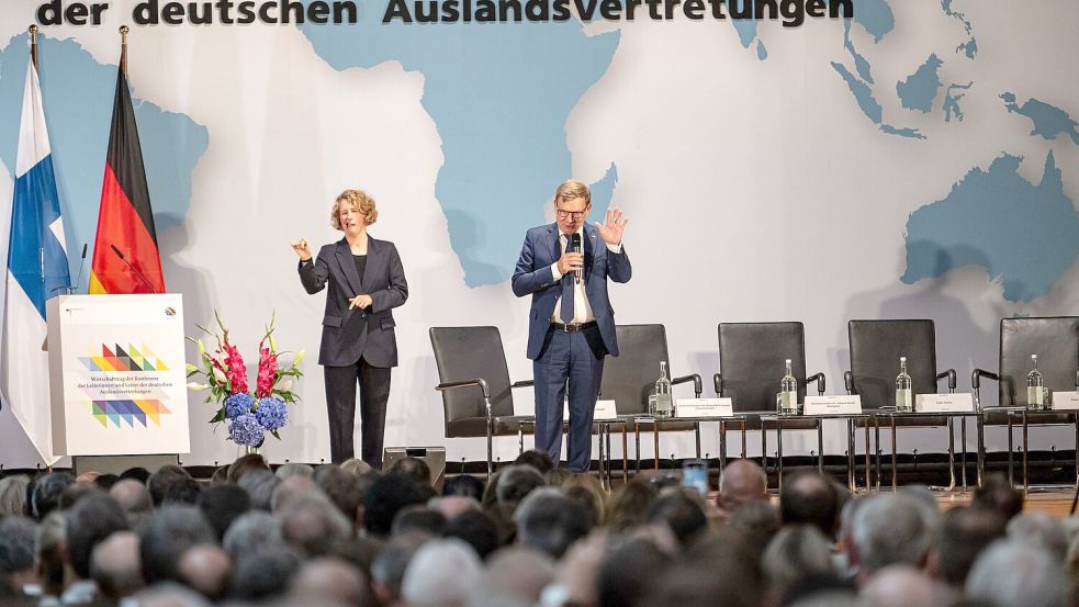 Außenminister Johann Wadephul (CDU) macht beim Wirtschaftstag der Botschafterkonferenz im Auswärtigen Amt Druck für den Abschluss der Freihandelsabkommen mit dem Mercosur-Staatenbund und Indien noch dieses Jahr. Foto: Fabian Sommer/dpa