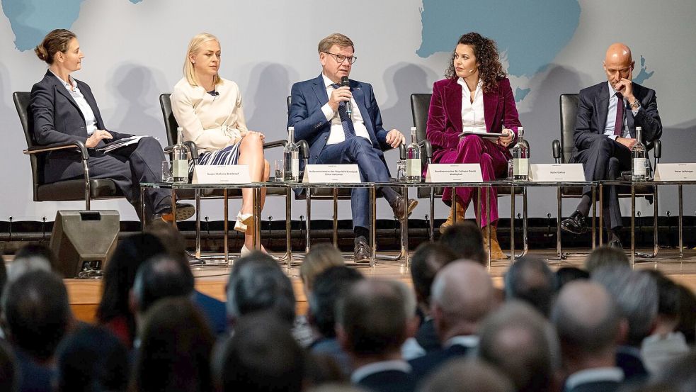 Beim Wirtschaftstag der Botschafterkonferenz im Auswärtigen Amt diskutiert auch BDI-Präsidenten Peter Leibinger (rechts) mit den Diplomatinnen und Diplomaten. Foto: Fabian Sommer/dpa