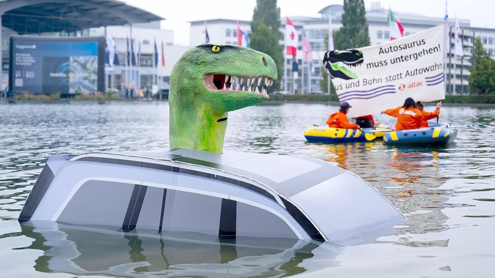Schon vor der offiziellen Eröffnung protestierte Attac mit einem „Autosaurus“ am Münchner Messegelände. Foto: Sven Hoppe