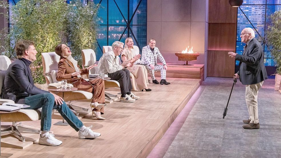 Opa Heinz, 98, überzeugt in der „Höhle der Löwen“ mit einer simplen Idee, die Gehstöcke stabil hält – und gewinnt die Herzen der Investoren. Foto: RTL/Bernd-Michael Maurer