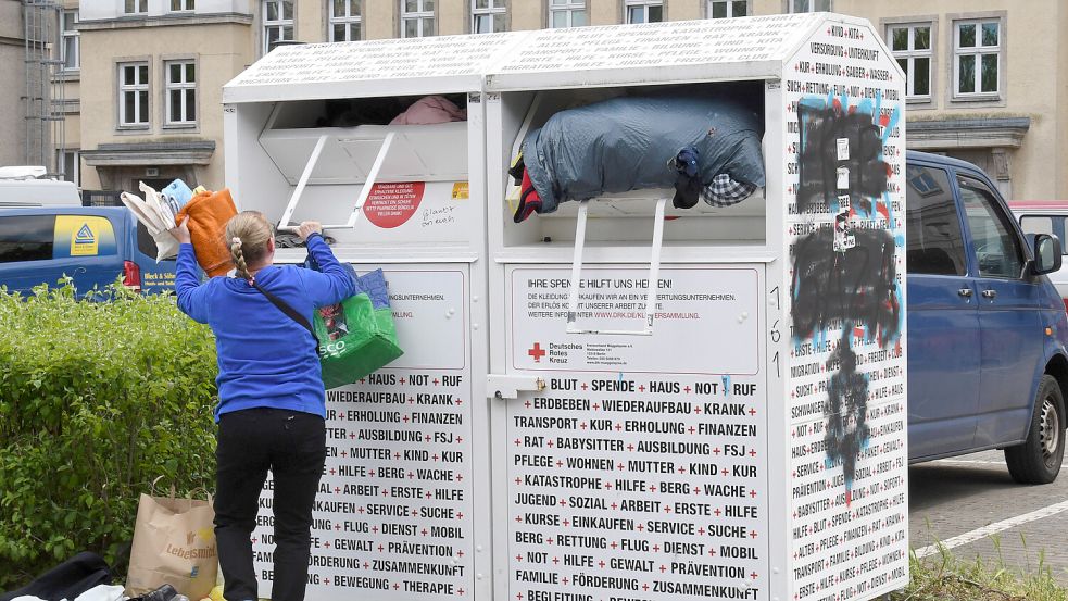 Viele Menschen bringen ihre Kleidung in Container – doch immer häufiger landet dort auch minderwertige oder unbrauchbare Ware. Foto: IMAGO/Winfried Rothermel
