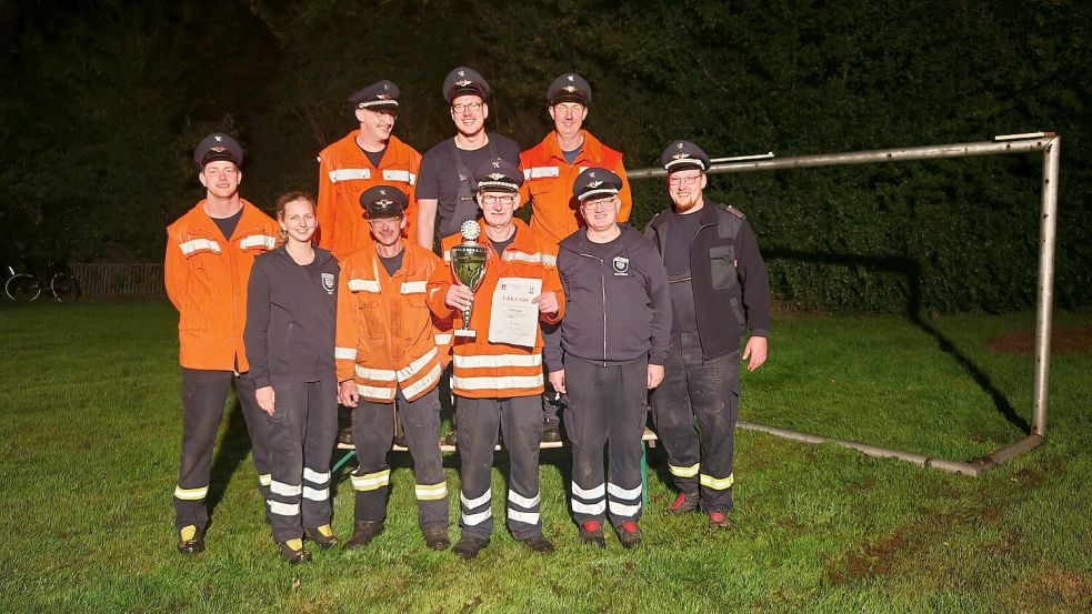 Die Siegermannschaft aus Folmhusen freute sich über den Erfolg in Esklum. Foto: Markus Bruns/Feuerwehr Westoverledingen