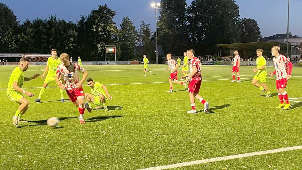 Viele Strafraumszenen bekamen die Zuschauer in Brake geboten. Foto: Steffen Bohlen