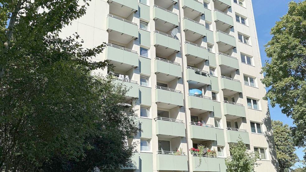 Das Mehrfamilienhaus Hans-Bredow-Straße 1 in Rendsburg verfügt über acht bewohnte Stockwerke. 72 Parteien leben hier unter einem Dach. Foto: Daniel Sahler