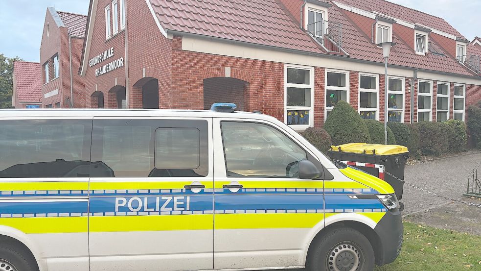Auch die Polizei war vor Ort und ermittelt jetzt auch im Fall des Brandes auf dem Schulhof der Grundschule Rhaudermoor. Foto: Carsten Ammermann