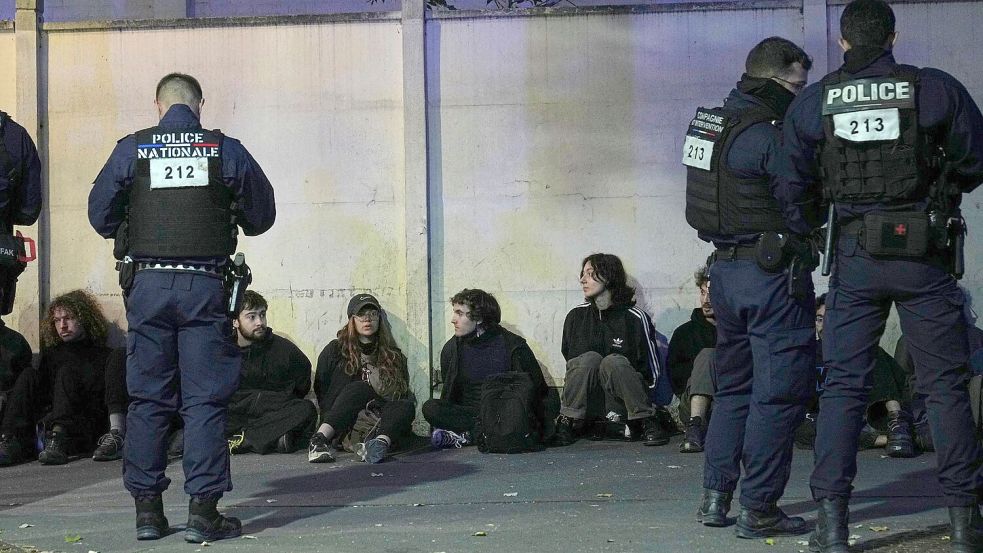 Dutzende Menschen wurden in Paris festgenommen. Foto: Thibault Camus/AP/dpa